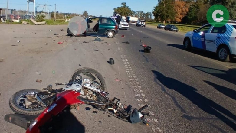BRUTAL CHOQUE ENTRE UN AUTO Y UNA MOTO: TRES PERSONAS RESULTARON HERIDAS